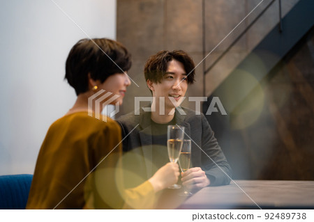 男人和女人在酒吧喝酒 92489738
