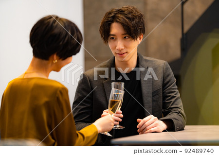 Men and women drinking at the bar 92489740