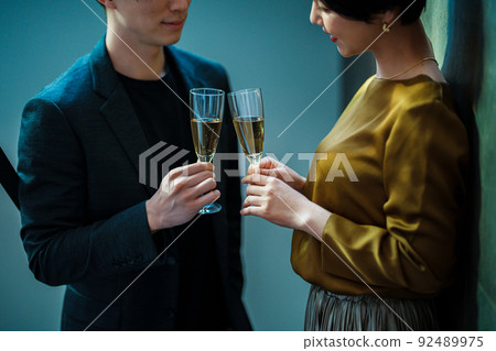 Men and women drinking at the bar 92489975