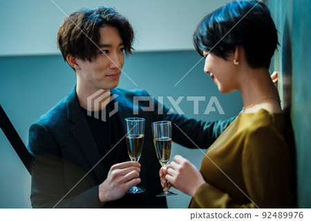 Men and women drinking at the bar 92489976