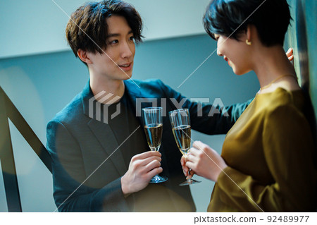 Men and women drinking at the bar 92489977