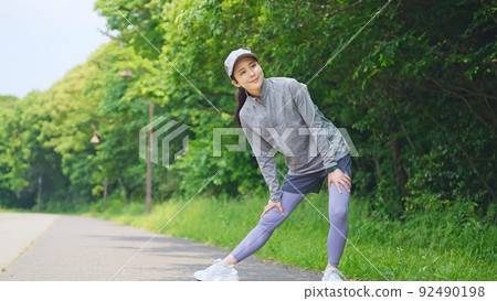 Women preparing for exercise Women preparing for exercise 92490198