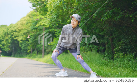 Women preparing for exercise 92490199