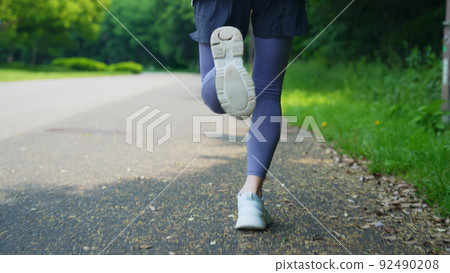 一個女人在公園跑步 92490208