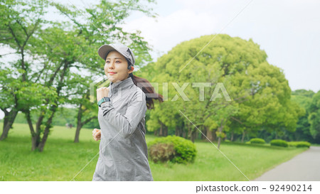 一個女人在公園跑步 92490214