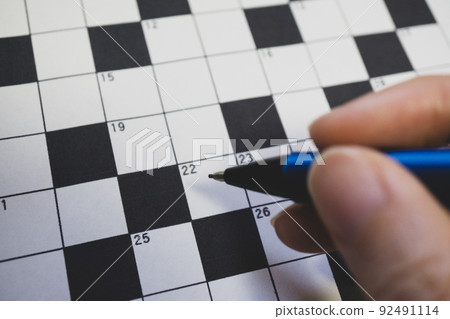 用自動鉛筆在手邊的填字遊戲特寫 92491114