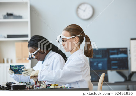 Women Working in Engineering Lab 92491930