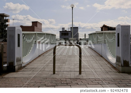 人行天橋-一隻可愛的等待麻雀- 92492478