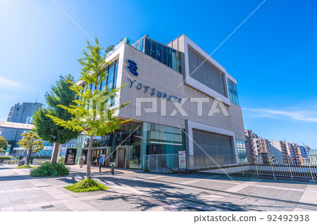 View of the commercial facility "Yotsubako" in front of Center Kitaekizen, Yokohama Cityscape of Japan View of the commercial facility "Yotsubako" in front of Center Kitaekizen, Yokohama Cityscape of Japan 92492938