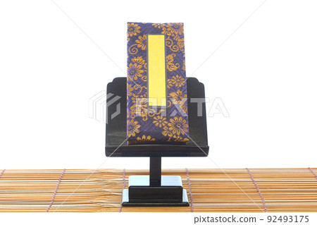 盂蘭盆節時在托盤和祭壇上展示的過去書籍 1 盂蘭盆節時在托盤和祭壇上展示的過去書籍 1 92493175