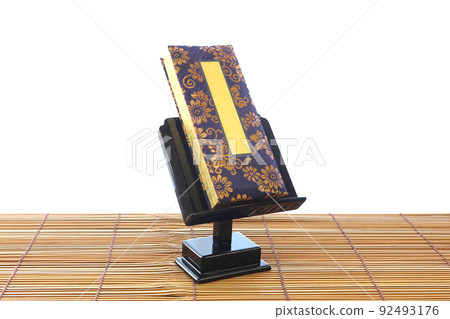 盂蘭盆節時在托盤或祭壇上展示的過去書籍 2 盂蘭盆節時在托盤或祭壇上展示的過去書籍 2 92493176