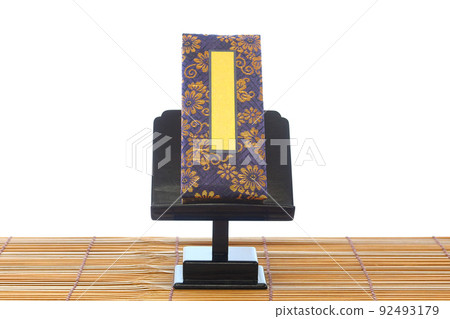 盂蘭盆節 5 時在托盤和祭壇上展示的過去書籍 92493179