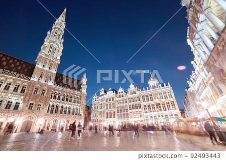 Wide angle view of the Grand Place in Brussels. 92493443