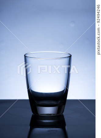 The image of pouring drinking water, into a glass, 92494246