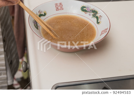 [Middle housewife makes rich soy sauce ramen soup] 92494583