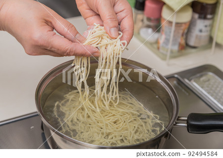 [Middle housewife boil ramen noodles] 92494584
