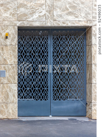 Closed Garage Doors Closed Garage Doors 92496035