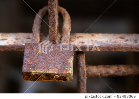 Old rusty padlock close up Old rusty padlock close up 92498069