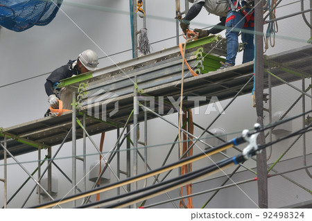 施工現場托比褲配送倉庫臨時腳手架拆除作業現場 92498324