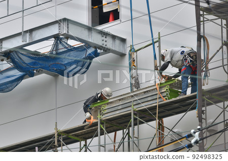 施工現場托比褲配送倉庫臨時腳手架拆除作業現場 92498325