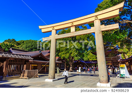 東京澀谷區的明治神宮三鳥居和南神門 92498629