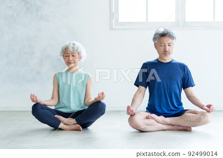 做瑜伽的中間夫婦 做瑜伽的中間夫婦 92499014