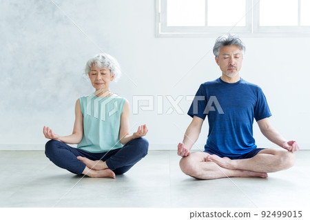 做瑜伽的中間夫婦 做瑜伽的中間夫婦 92499015