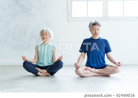 做瑜伽的中間夫婦 做瑜伽的中間夫婦 92499016
