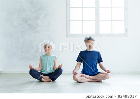 做瑜伽的中間夫婦 做瑜伽的中間夫婦 92499017