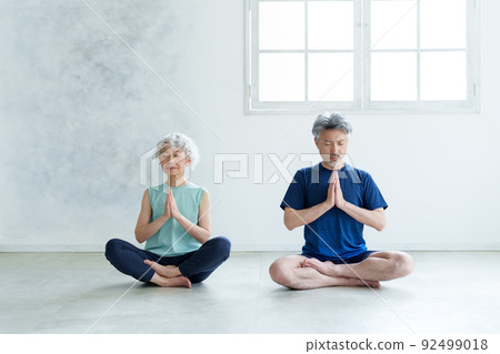 做瑜伽的中間夫婦 做瑜伽的中間夫婦 92499018