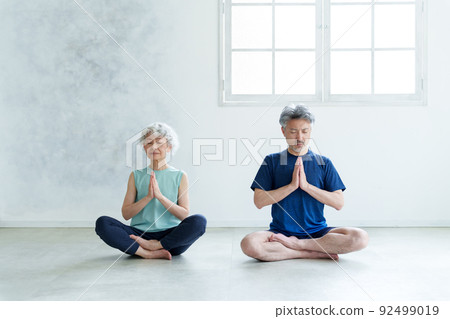 做瑜伽的中間夫婦 做瑜伽的中間夫婦 92499019