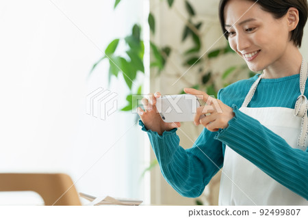 管理家庭預算的女性 92499807
