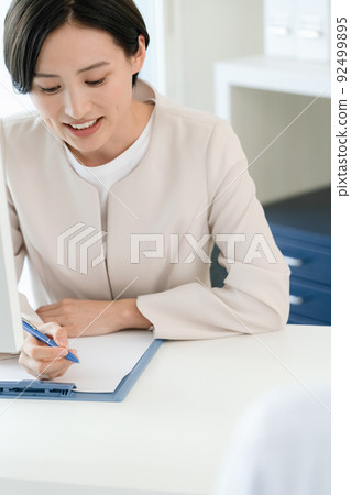 向客戶解釋的女商人 向客戶解釋的女商人 92499895