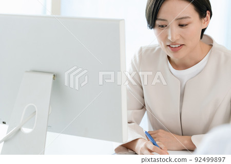 向客戶解釋的女商人 向客戶解釋的女商人 92499897