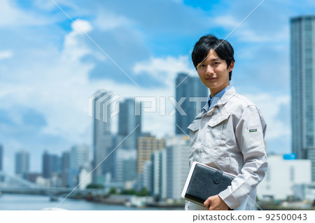 在清新的藍天下擺姿勢的年輕工程師 92500043