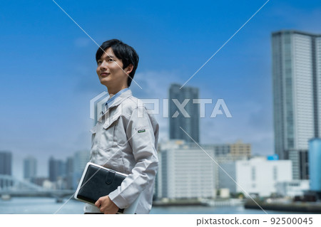 在清新的藍天下擺姿勢的工程師 在清新的藍天下擺姿勢的工程師 92500045