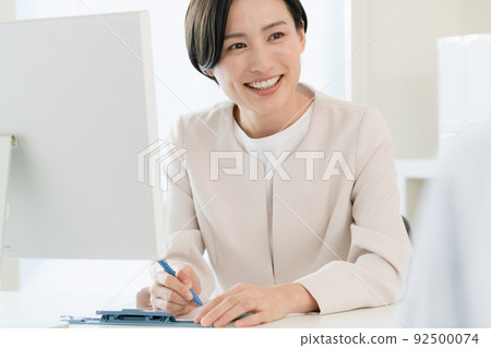 微笑著傾聽客戶的商界女強人 92500074