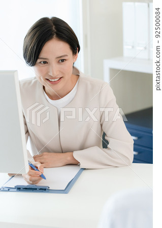 微笑著傾聽客戶的商界女強人 92500084