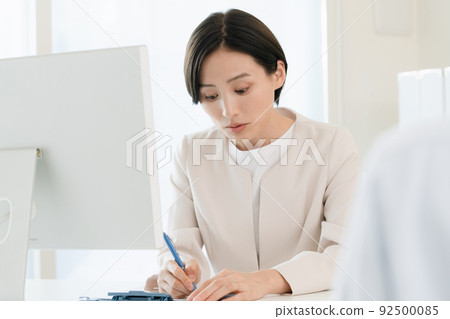 聽客戶的女商人 92500085