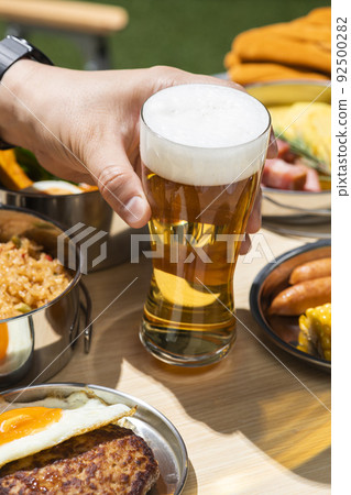 在戶外夏令營喝啤酒 92500282