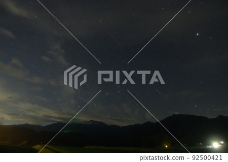 一架噴氣式飛機在北斗市白州町的夜空星空天蠍座上空飛行 92500421