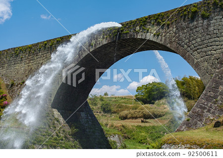 Kumamoto Prefecture / Fresh green Tsujun Bridge that splensidly discharges water Kumamoto Prefecture / Fresh green Tsujun Bridge that splensidly discharges water 92500611