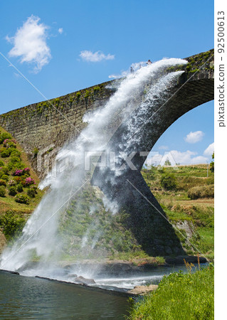 Kumamoto Prefecture / Fresh green Tsujun Bridge that splensidly discharges water 92500613