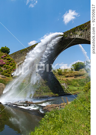 Kumamoto Prefecture / Fresh green Tsujun Bridge that splensidly discharges water 92500617