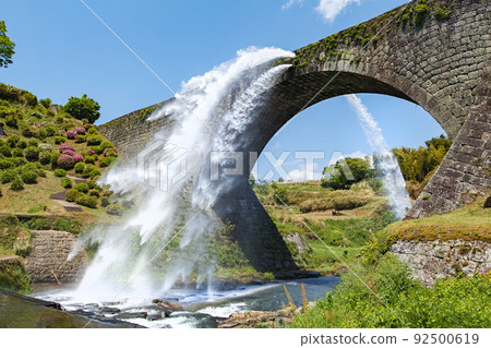 Kumamoto Prefecture / Fresh green Tsujun Bridge that splensidly discharges water 92500619