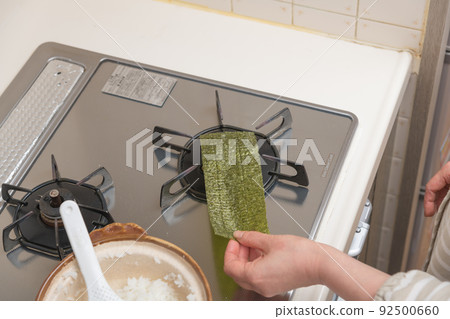 [Middle housewife roasts seaweed wrapped around rice balls] 92500660
