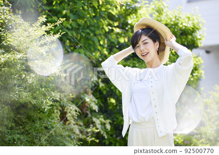 一個年輕女子在綠色中的美麗 92500770