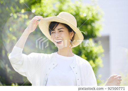 一個年輕女子在綠色中的美麗 92500771