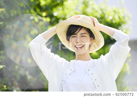 一個年輕女子在綠色中的美麗 92500772