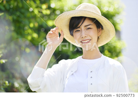 一個年輕女子在綠色中的美麗 92500773